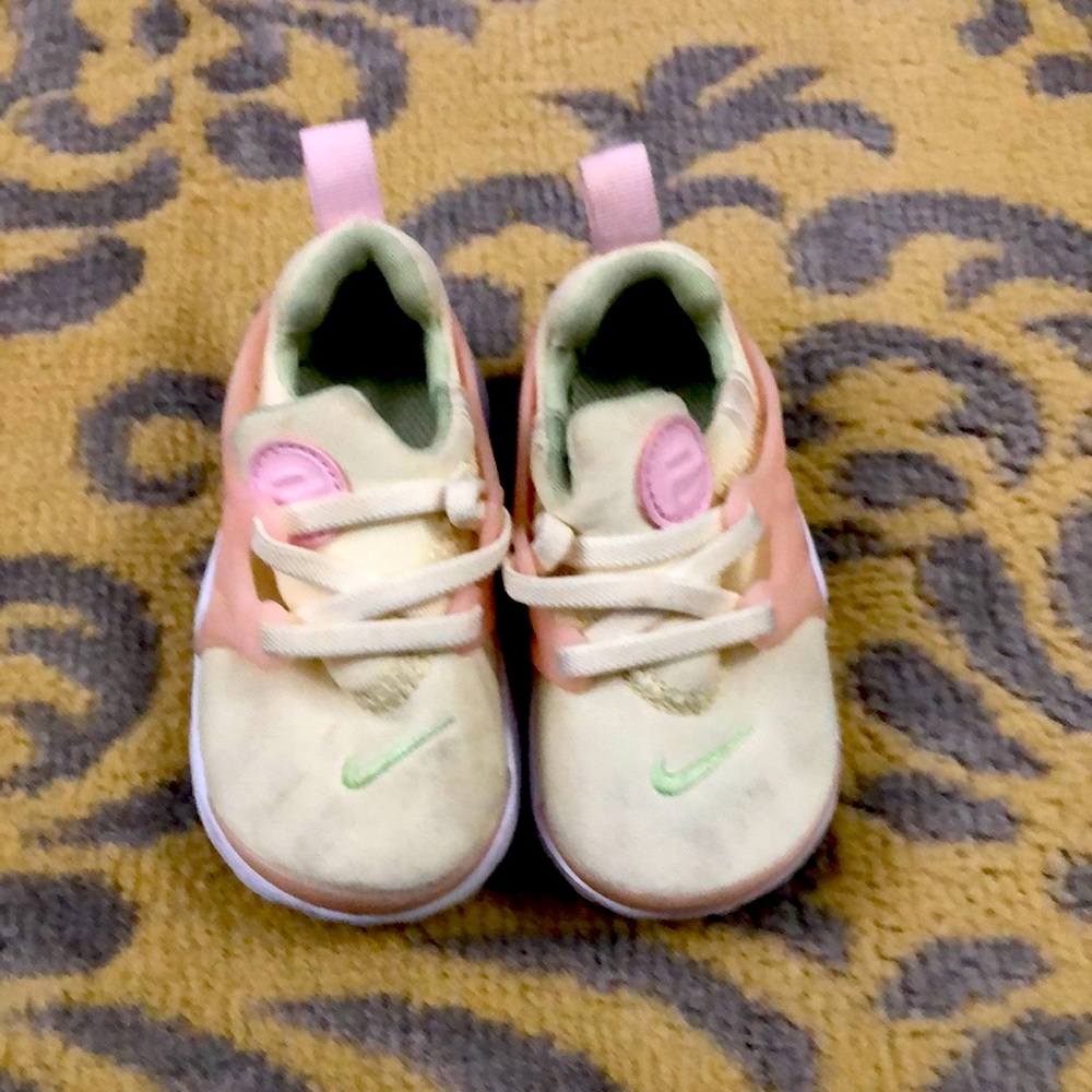 PRE LOVED SMOKE FREE NIKE PRESTO SZ 5.5 KIDS.